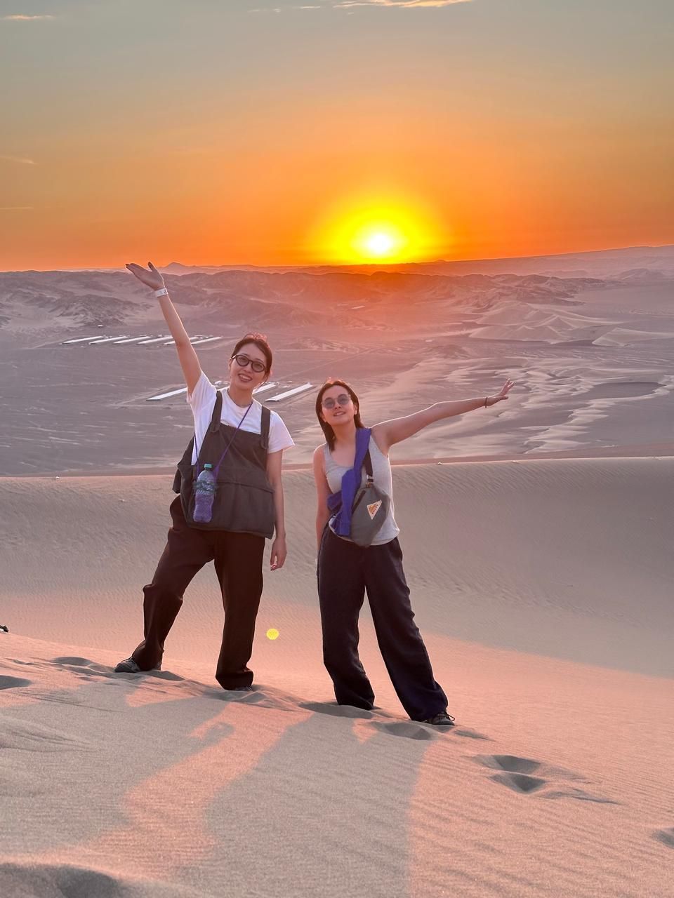 Viajeras celebrando el atardecer