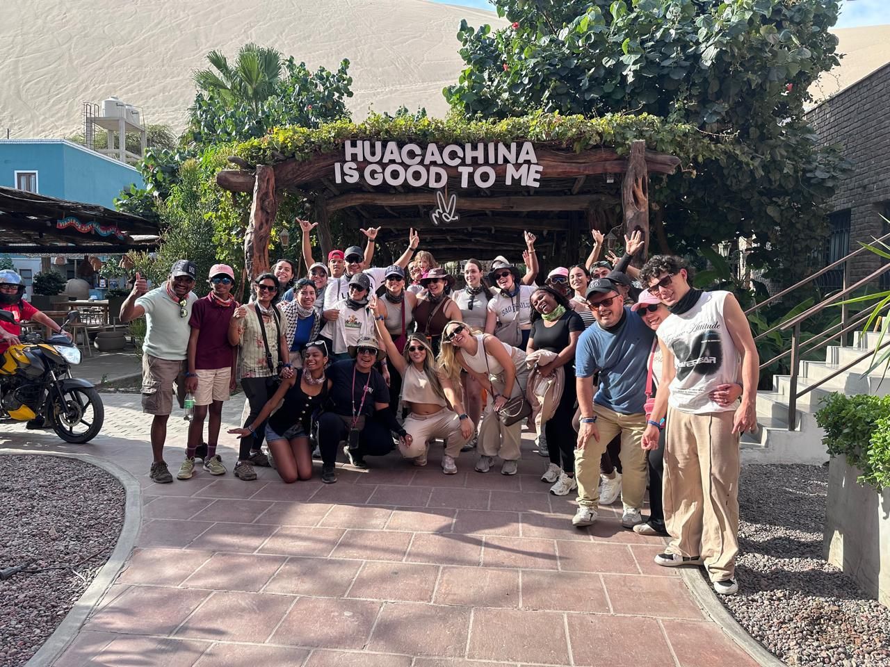 Grupo de viajeros en Huacachina
