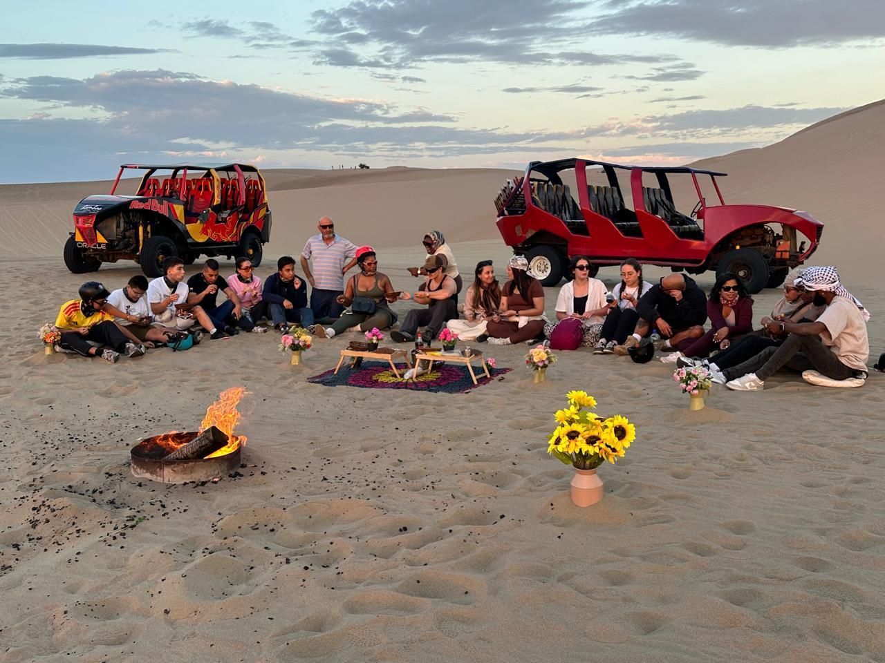 Grupo disfrutando un picnic junto a los buggies