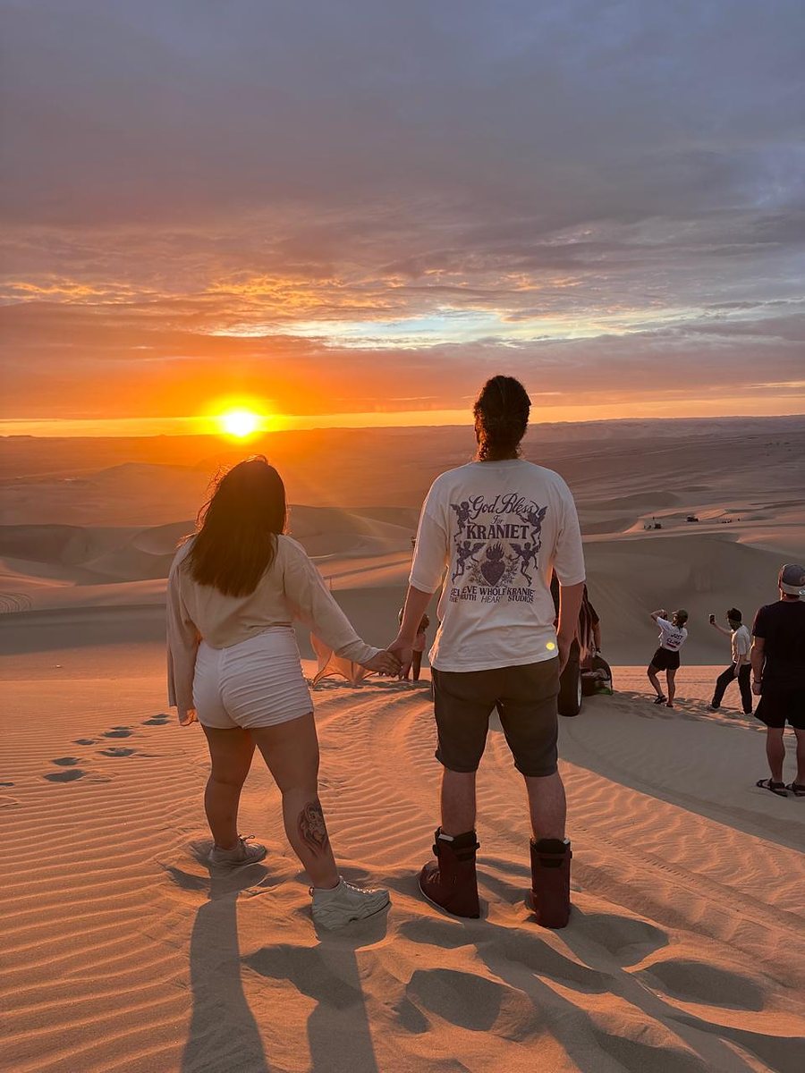 Pareja de la mano al atardecer