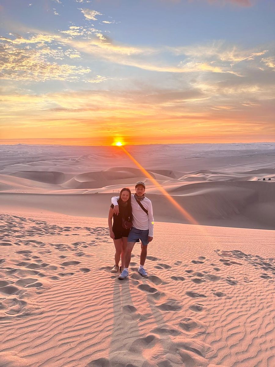Pareja al atardecer en las dunas