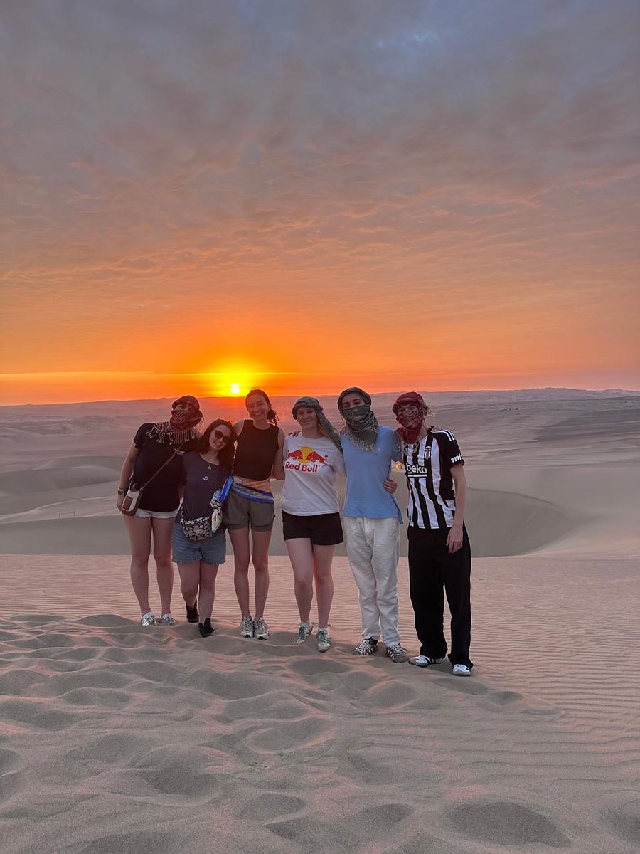Grupo de amigos al atardecer
