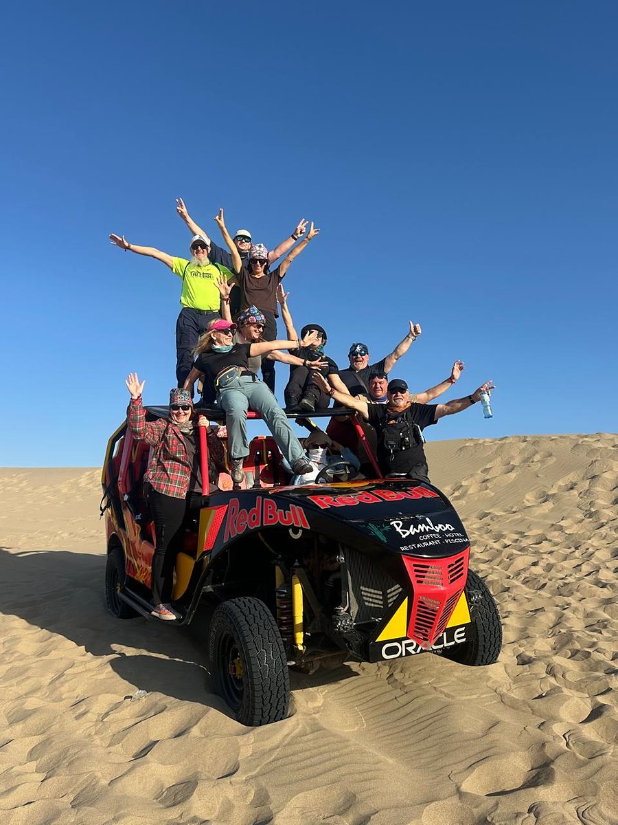 Grupo celebrando sobre el buggy