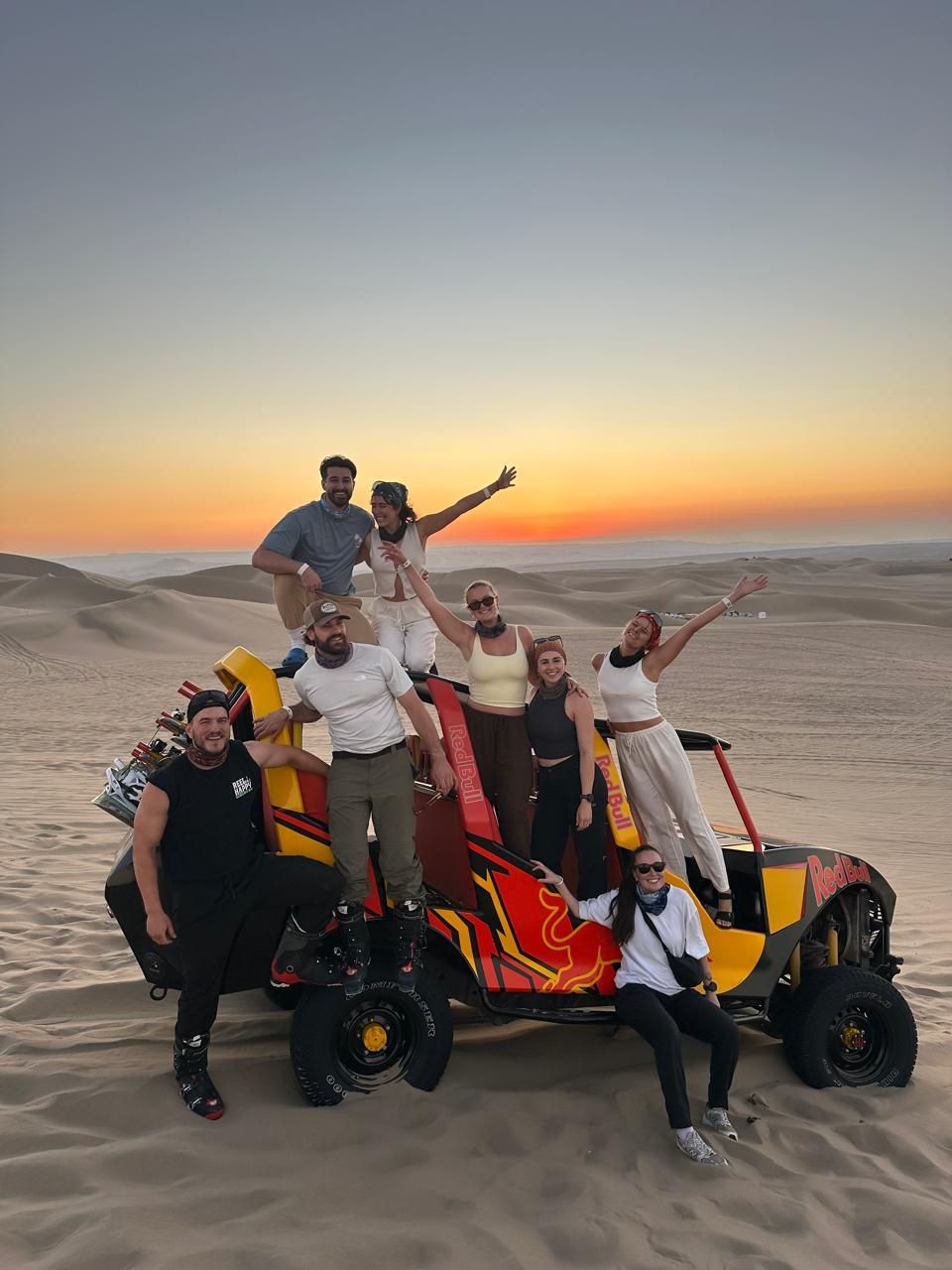 Grupo sobre el buggy al atardecer